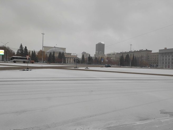 Снег покрыл тротуары и проезжую часть | Источник: читатель НГС