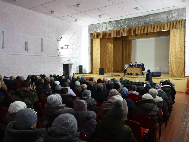 Переполненный зал дома культуры во время собрания с жителями | Источник: Александр Ощепков / NGS.RU