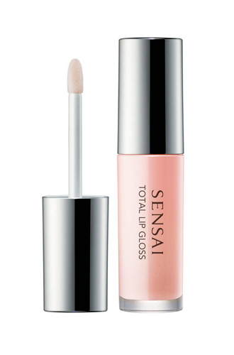 Блеск для губ Total Lip Gloss, SensaiЖидкая текстура наполняет губы объемом и сиянием, дарит здоровый нежно-розовый оттенок. Формула на основе шелка Koishimaru и умной технологии Lip Care Complex надолго увлажняет губы и бережно ухаживает за ними.