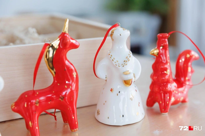 Справа&nbsp;— птица-говорун, а слева&nbsp;— конек-единорог. В случае с последним без отсылки к известной сказке Ершова дело не обошлось | Источник: Ирина Шарова / 72.RU 