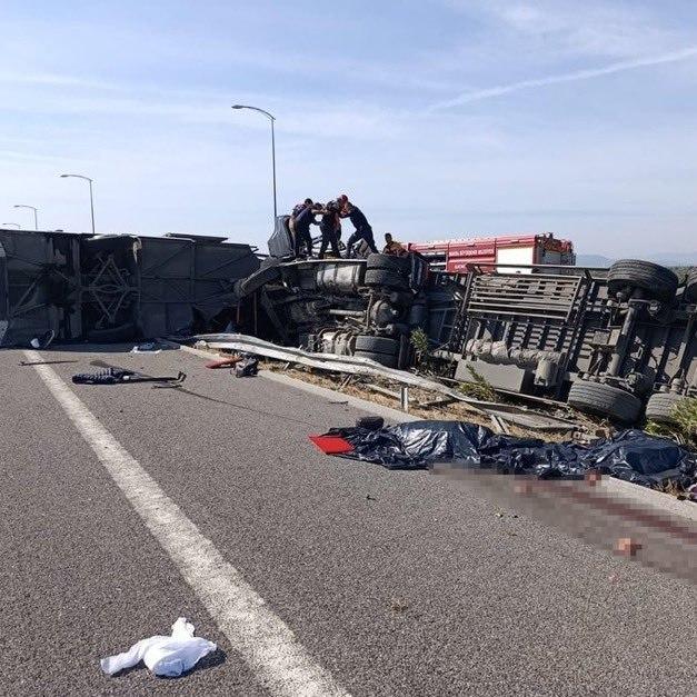 В Турции перевернулся туристический автобус: погибли более 10 человек — кадры
