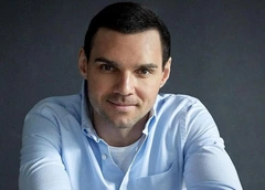 «Чуть не потерял роль Долохова в „Войне и мире“»: Артем Алексеев восстанавливает лицо после аварии на мотоцикле