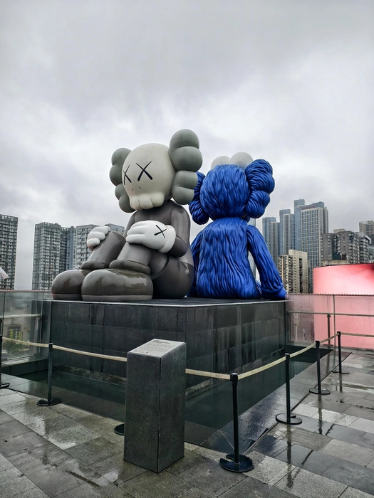 Скульптура KAWS на террасе торгового центра, своеобразная 8-метровая фотозона для всех желающих | Источник: Гала Ермошкина
