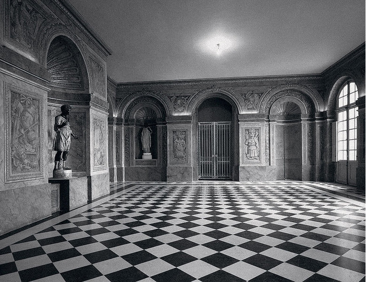 Один из залов Версальского дворца Ambassadors' Salon, на стенах роспись трамплей (обманка), изображающая доспехи и оружие. Пол из черно-белого мрамора (XVIII век).