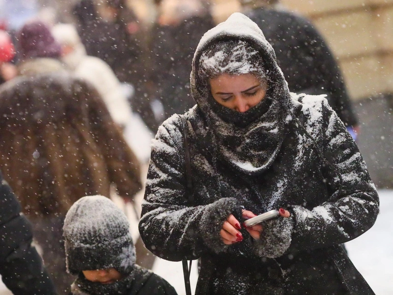 Снегопад в Москве: сугробы в полметра, счастливые дети и коллапс на дорогах