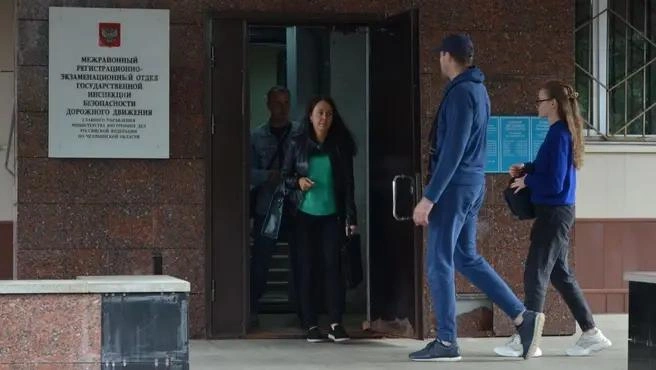 В выходные поставить машину на учет или поменять права получится не у всех | Источник: Алексей Журавлев