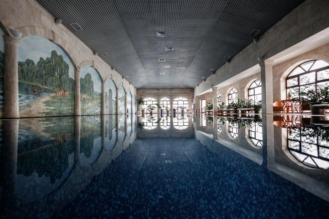 Гости с удовольствием плавают в шикарном бассейне в перерывах между прогулками и прохождением процедур | Источник: «Шато у реки»