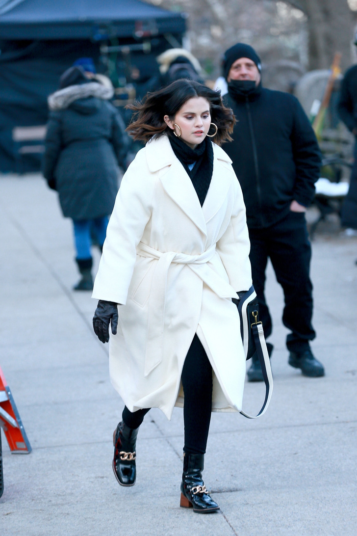 Селена Гомес в лаконичном белоснежном пальто провожает зиму в Нью-Йорке