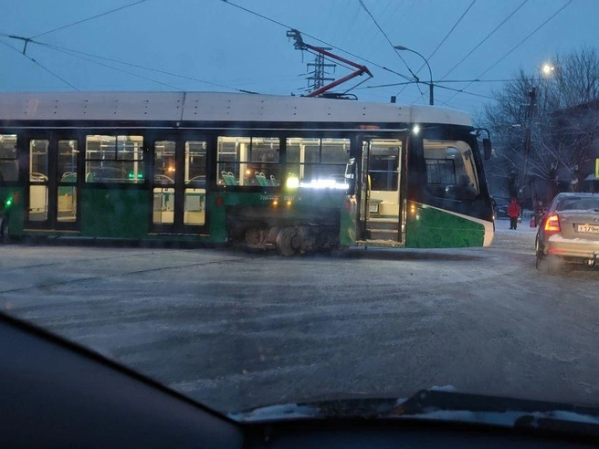Движение осуществляется лишь по одной полосе, что и стало причиной образования затора | Источник: читатель 74.RU