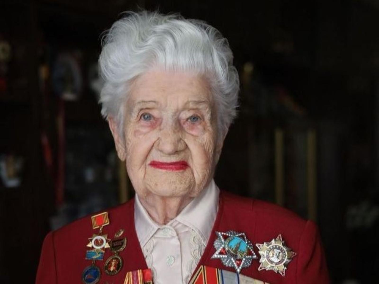 В Волгограде участницу битвы за Сталинград поздравили со 102-летием