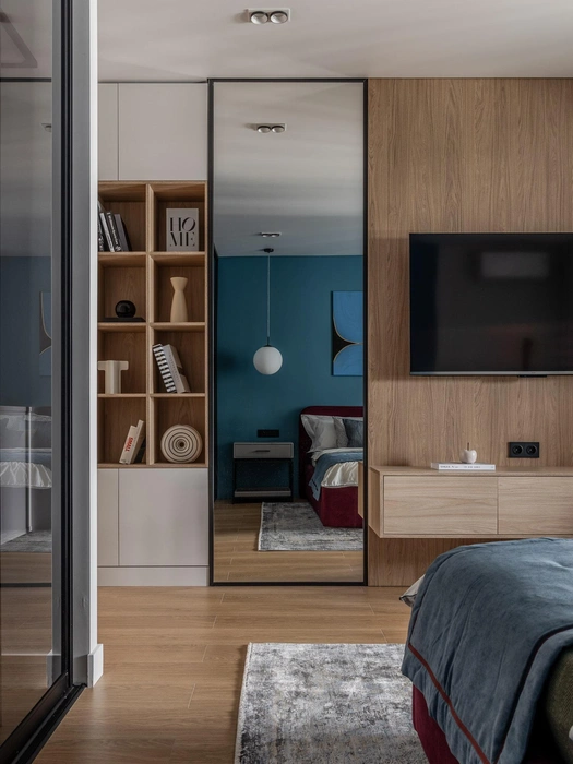 Зеркало от пола до потолка — смелое решение | Источник: Роман Спиридонов / myDecor