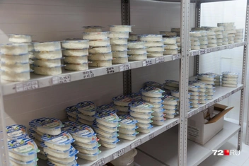 Контрольные образцы продукции хранятся до окончания срока годности. Если покупатель пожалуется на качество продукта, специалисты проверят контрольный образец именно этой партии | Источник: Ирина Шарова / 72.RU