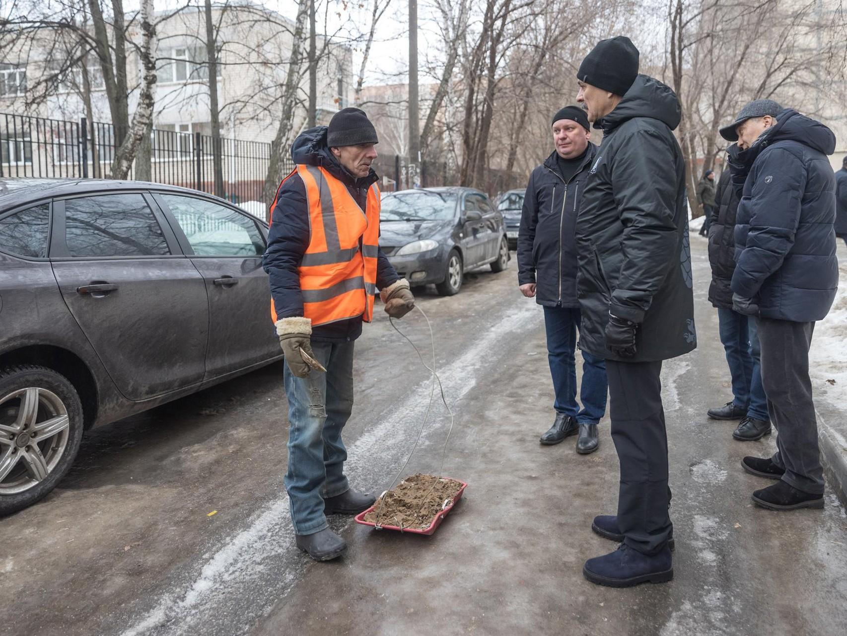 «И что, коньки будем надевать, что ли»: власти Казани проверили уборку дворов от снега после Нового года