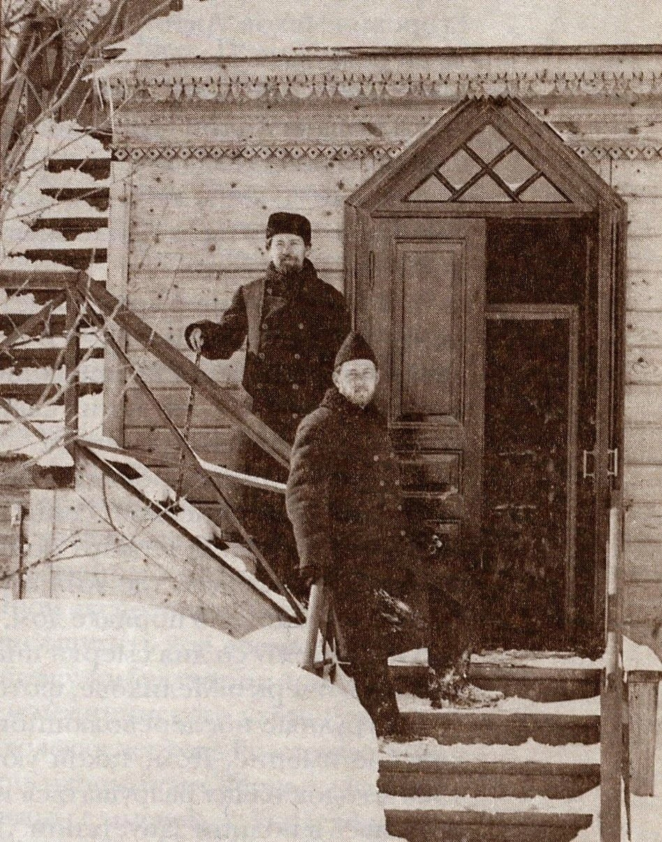 А. П. Чехов с братом на крыльце флигеля | Источник: Архив музея усадьбы Мелихово