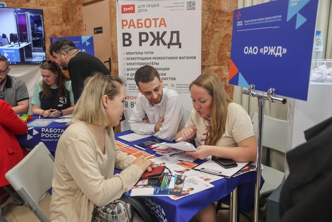 На ярмарке представители СЖД рассказали о востребованных специальностях | Источник: пресс-служба СЖД