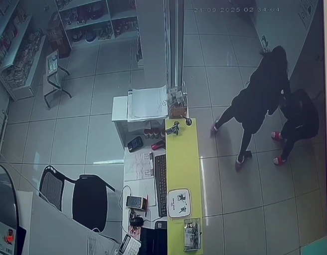 На кадрах видео заметно, что на сотрудницу клиники напали (она в красных тапочках) | Источник: «Ветполис»