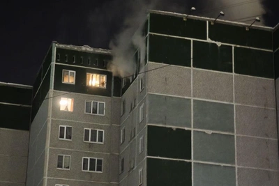 Night fire in Yekaterinburg's Botanika district prompts evacuation