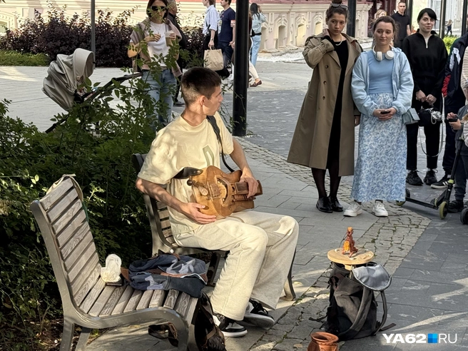 Улица Дзержинского в Тюмени весьма френдли к туристам и не запрещает отдыхать тут | Источник: Сергей Петунин / YA62.RU