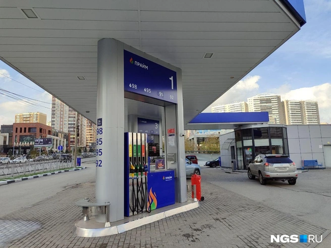 Безусловно, все остальные марки бензина всё ещё доступны для водителей, но они заметно дороже | Источник: Мария Тищенко / NGS.RU