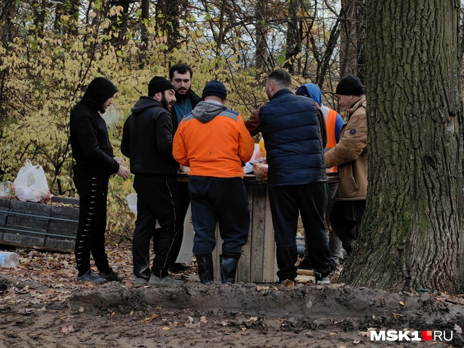 Перекус рабочих | Источник: Дмитрий Бондарев / MSK1.RU