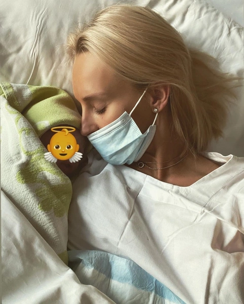 Молодая мама решила не показывать лицо малышки