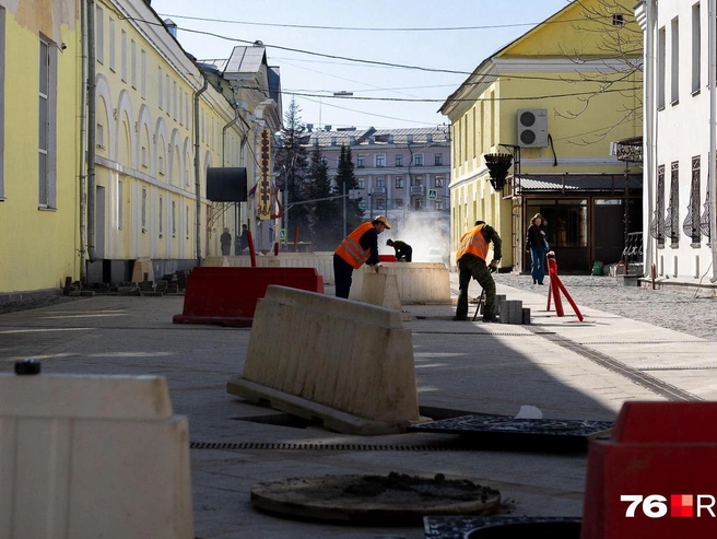 Улица Максимова, ремонт которой начали в 2025 году, уже близка к завершению | Источник: Евгений Кудрявцев / 76.RU 