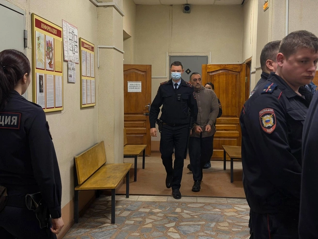 Видади Мустафаев выступает в суде, пытаясь убедить судью в отсутствии намерений скрыться. | Источник: Анастасия Якупова / E1.RU
