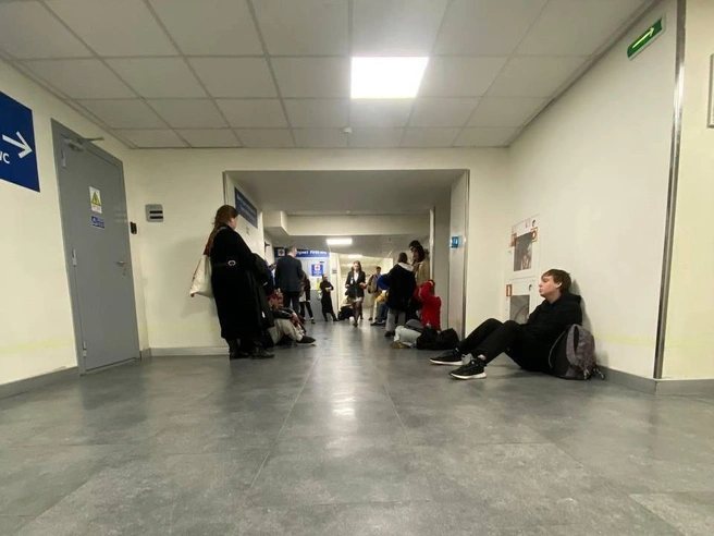 Пассажиры вынуждены ждать вылета даже в коридорах аэропорта | Источник: читатель 74.RU