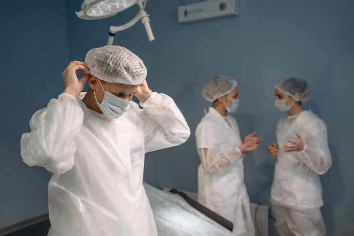 Московские врачи решились на опасную операцию, чтобы избавить женщину от болей после инсульта