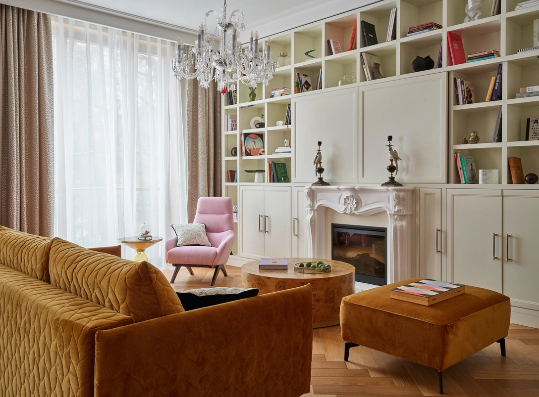 Гостиная. Диван, Moon. В стеллаже — декор, Moon stores и Izzi décor. | Источник: Ник Руденко стиль: Саша Гонецкая, Андрей Докучаев