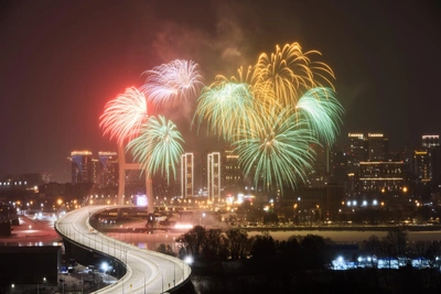 Новосибирск отметил День защитника Отечества салютом