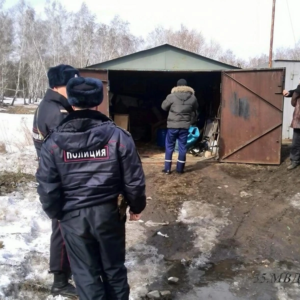 В этом гараже убийца закопал подруг | Источник: 55.мвд.рф