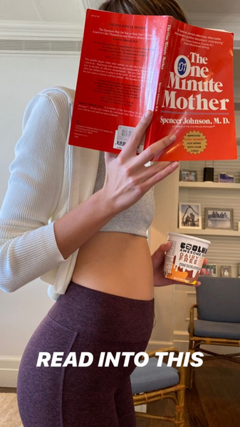 Фото №1 - 18-летняя Кайя Гербер удивила фото с округлившимся животом и книгой по материнству