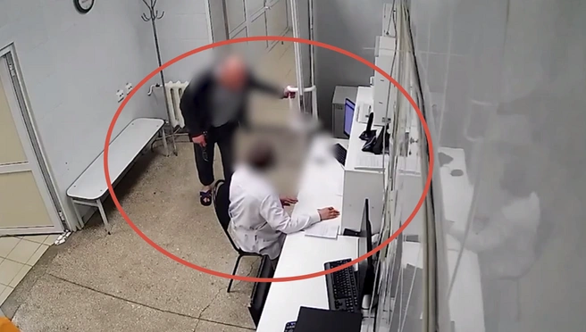 В Орске мужчина прямо в больнице ударил по лице медсестру | Источник: Скриншот с видео ГАУЗ «ГБ» г. Орска / ВКонтакте
