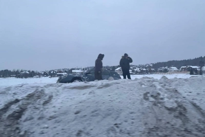 Renault Duster Flies Over Snowdrift at Chusovskoy Bridge