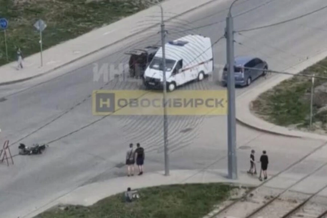 Медики подняли парня и довели до кареты скорой помощи | Источник: «Инцидент Новосибирск» / «ВКонтакте»