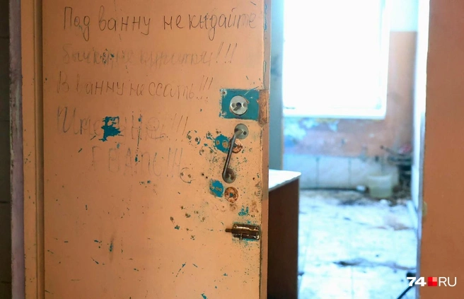 Один из санузлов на четвертом этаже, судя по запаху, ещё «работает» | Источник: Михаил Шилкин