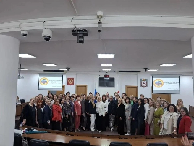В конце мая в Нижнем Новгороде прошла юбилейная, XV Всероссийская конференция «Лидер. XXI век». Награду конкурса получила читинка — Ольга Вильская, которая руководит производством, торговой сетью и оптовой компанией | Источник: ИП Вильская Ольга Сергеевна