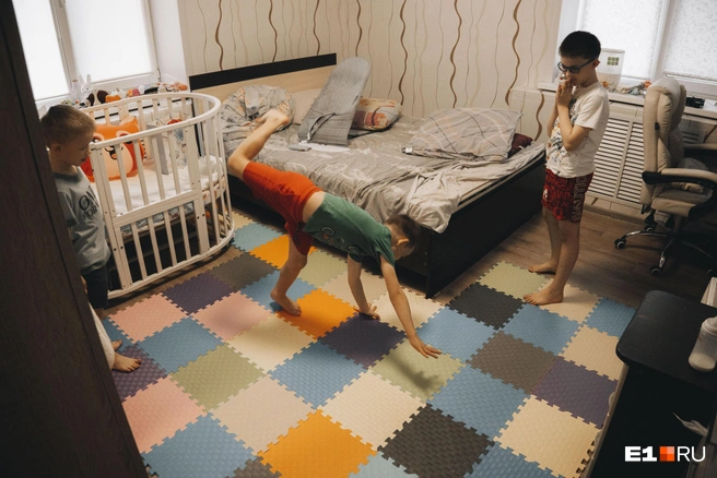 В родительской спальне семье удалось сделать ремонт | Источник: Кирилл Кушнов / E1.RU