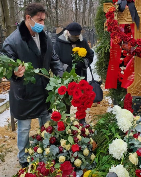 Армена Джигарханяна похоронили в Москве: трансляция