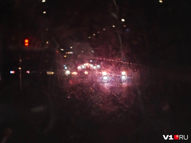 Автомобили медленно продвигаются по затору | Источник: Мария Умнова / V1.RU