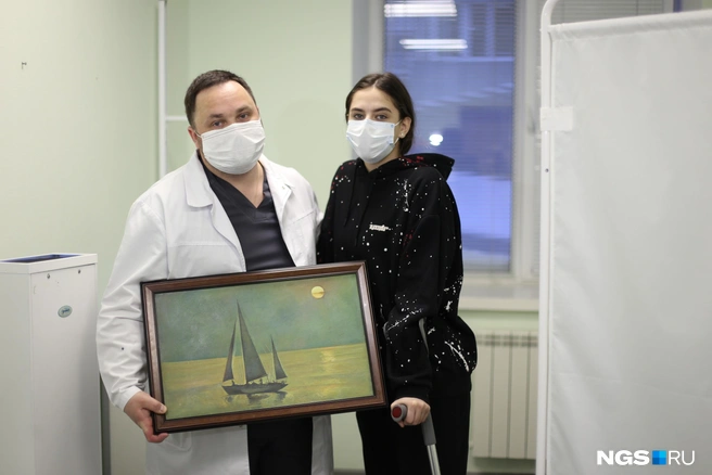 «У меня была истерика». В Новосибирске врачи спасли 15-летнюю гимнастку (другие хотели ставить ей протез) Кристина и ее мама подарили врачу картину, написанную 85-летним дедушкой Кристины — профессиональным художником | Источник: Мария Тищенко