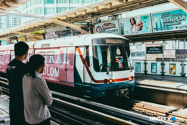 Метро в Бангкоке потрясное. Тихое, быстрое и очень комфортное. А еще на нем можно доехать куда угодно | Источник: Алина Ринчино / «ИрСити»