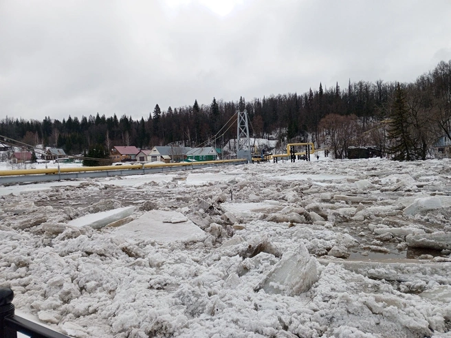 Потоки воды и ледяные глыбы оказались в черте города | Источник: Константин Комышев / Vk.com