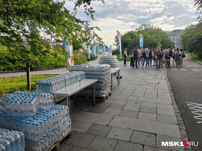 В сап-городке есть зона раздачи питьевой воды. Приготовьтесь, сегодня будет жарко! | Источник: Михаил Мечев / MSK1.RU