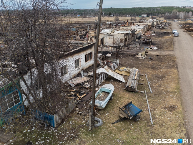 Вдоль дороги тянулись провода со сгоревших столбов. Возле уцелевшего столба оставили новый моток | Источник: Мария Ленц / NGS24.RU