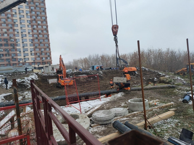 В результате обвала грунта образовалась яма глубиной 15 метров — это высота 5-этажного дома | Источник: Нина Раневская / NGS.RU