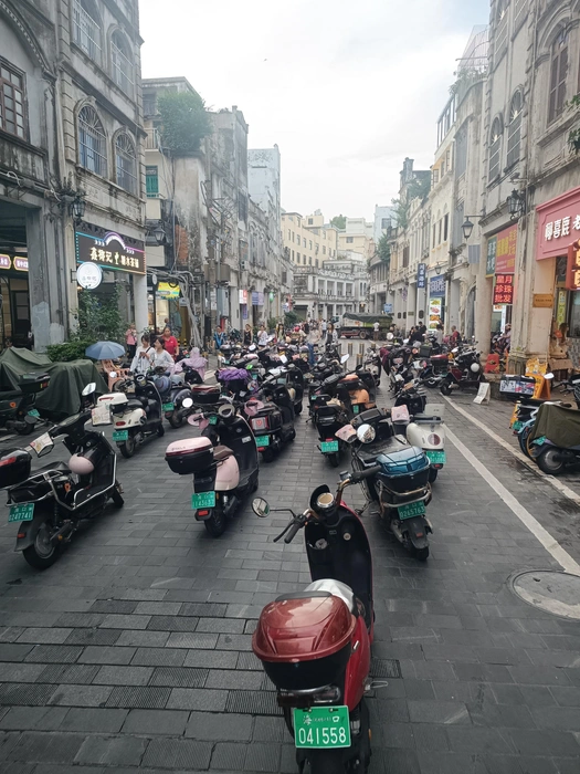 На улицах Китая припарковано очень много скутеров | Источник: предоставлено героями публикации