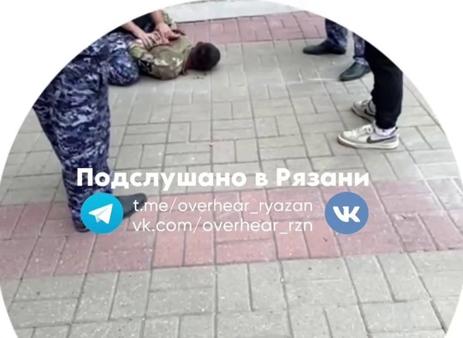 Задержанного на улице Почтовой мужчину передали полицейским | 62.ru