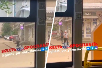 Водитель ярославского автобуса ушел за посылкой, заперев пассажиров